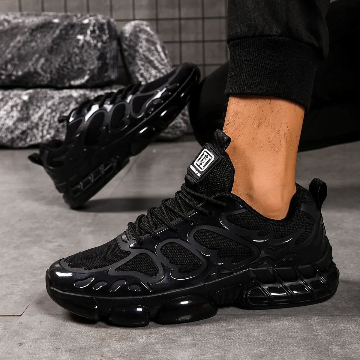 Outdoor fashion casual shoes with durable and shock-absorbing properties, comfortable inners, and anti-slip rubber soles, suitab