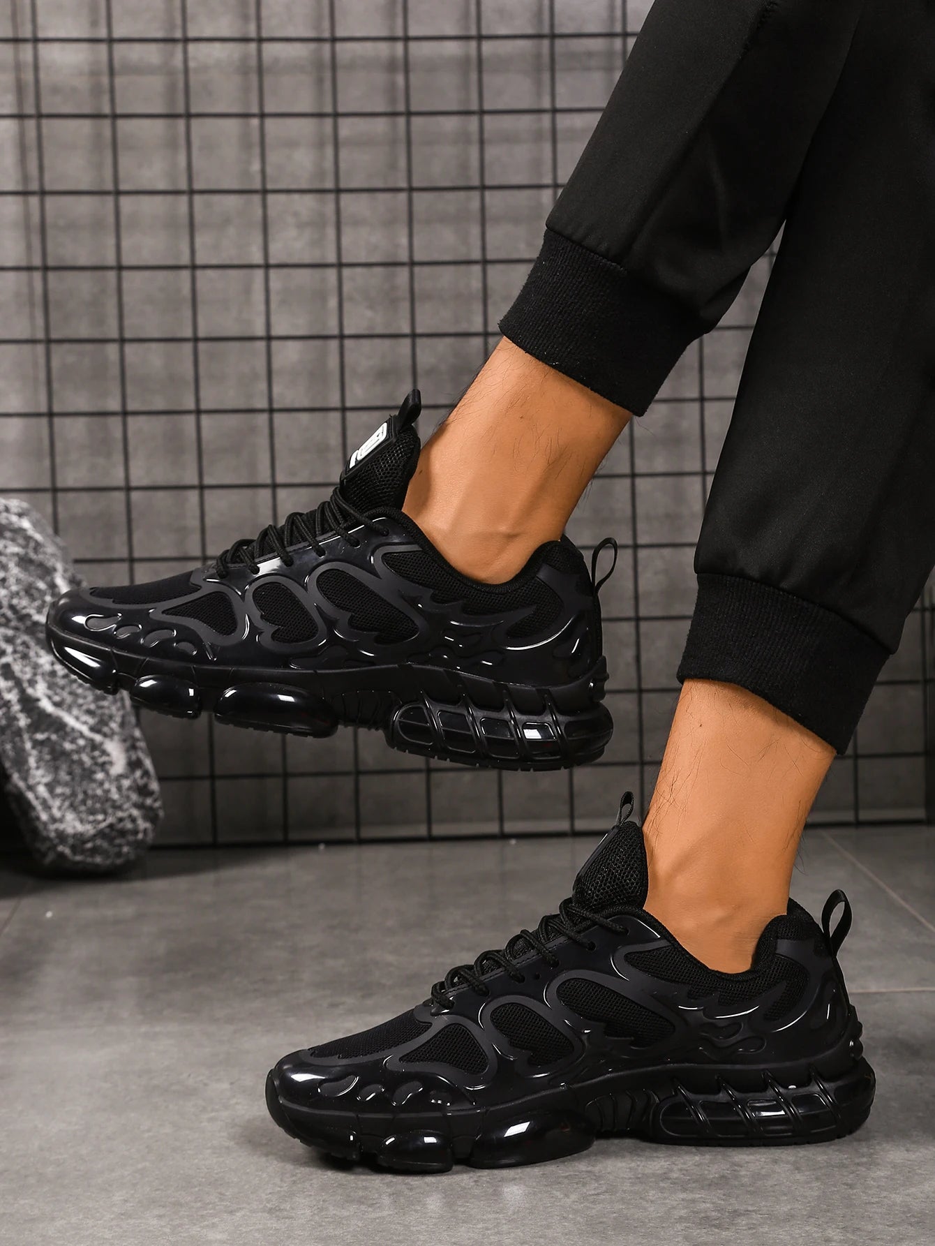 Outdoor fashion casual shoes with durable and shock-absorbing properties, comfortable inners, and anti-slip rubber soles, suitab