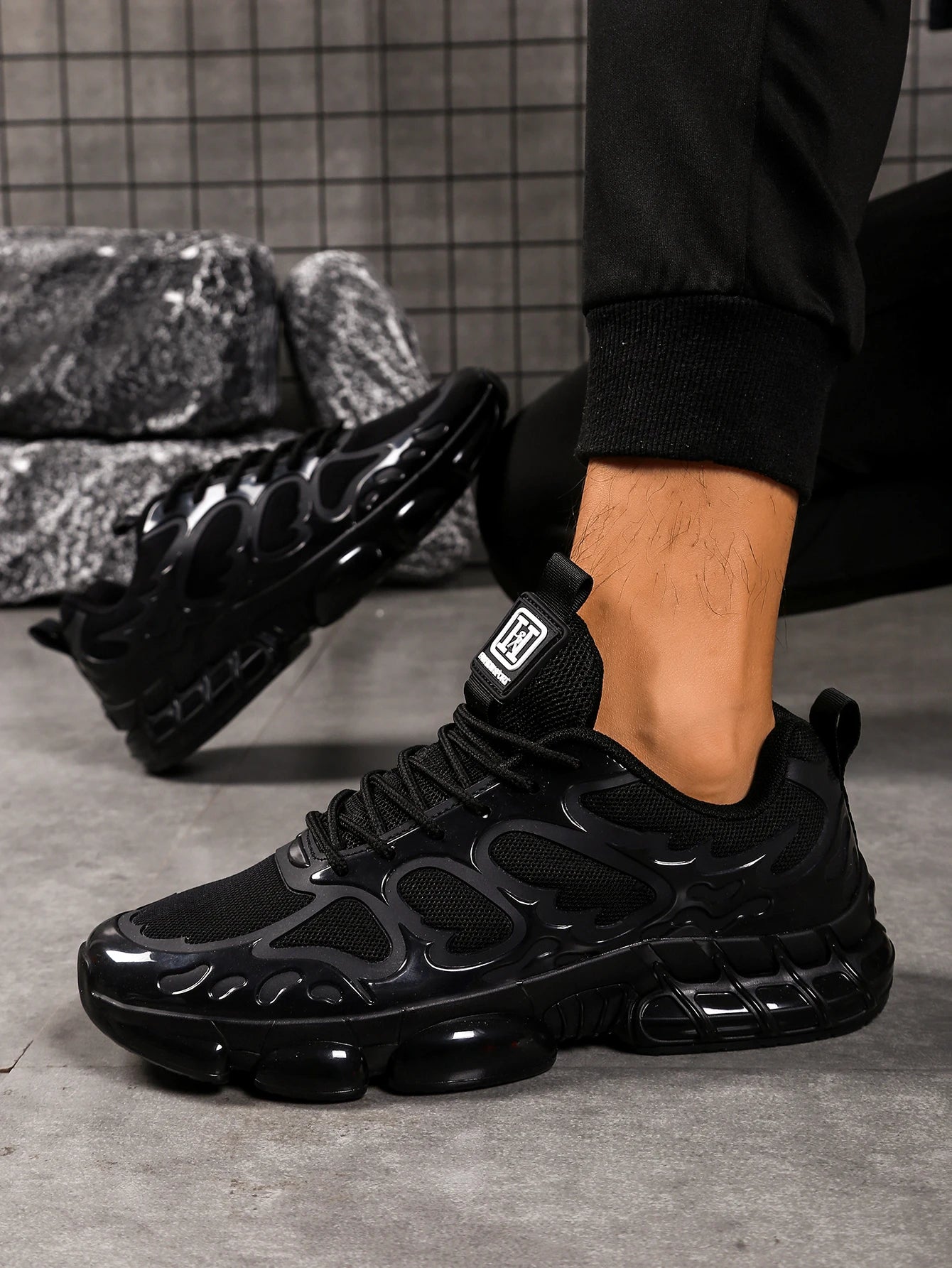 Outdoor fashion casual shoes with durable and shock-absorbing properties, comfortable inners, and anti-slip rubber soles, suitab