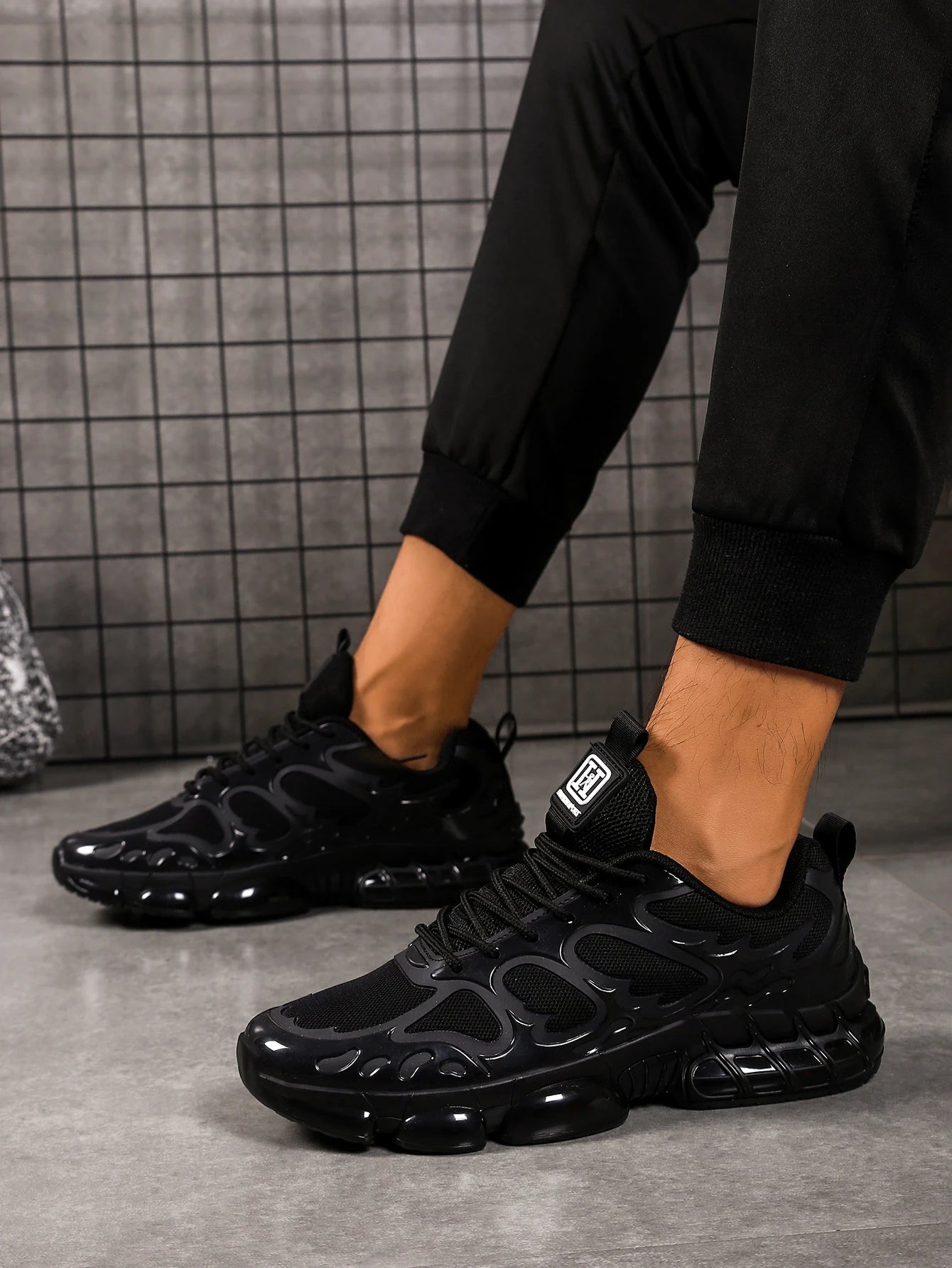 Outdoor fashion casual shoes with durable and shock-absorbing properties, comfortable inners, and anti-slip rubber soles, suitab
