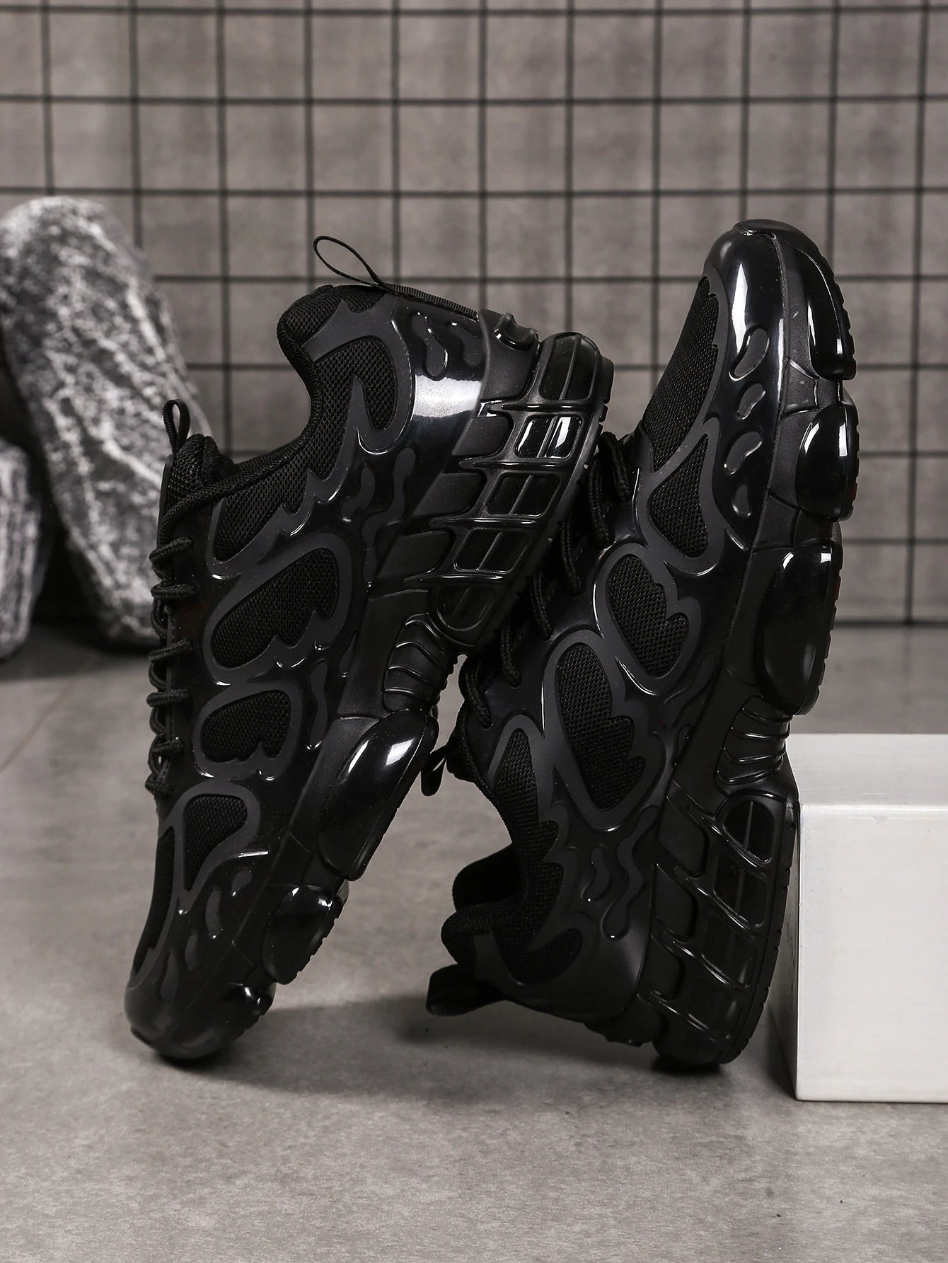 Outdoor fashion casual shoes with durable and shock-absorbing properties, comfortable inners, and anti-slip rubber soles, suitab
